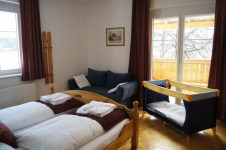 Für unsere kleinsten stellen wir gerne Gitterbett und Hochstuhl zur Verfügung Für unsere kleinsten stellen wir gerne Gitterbett und Hochstuhl zur Verfügung