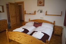 Schlafzimmer 3 mit Doppelbett, Sofa, LCD Sat TV und mit direkten Zugang zur großzügigen Terrasse Schlafzimmer 3 mit Doppelbett, Sofa, LCD Sat TV und mit direkten Zugang zur großzügigen Terrasse