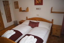 Schlafzimmer 4 mit LCD Sat TV und direkte Sicht auf die Tauplitzalm. Schlafzimmer 4 mit LCD Sat TV und direkte Sicht auf die Tauplitzalm.