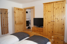 Schlafzimmer 2 mit Doppelbett und LCD-Sat TV Schlafzimmer 2 mit Doppelbett und LCD-Sat TV