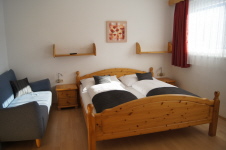 Schlafzimmer 1 mit 3 Betten und LCD-Sat TV Schlafzimmer 1 mit 3 Betten und LCD-Sat TV