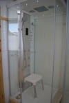 Das Badezimmer ist mit 2 Dampfduschen und einem WC ausgestattet. Das Badezimmer ist mit 2 Dampfduschen und einem WC ausgestattet.