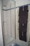 Bad 2 mit 2 Duschen, Handtuchwärmer und separaten WC.