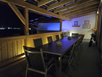 Die beleuchtete Balkonterrasse lädt zum gemütlichen Beisammensein ein. Die beleuchtete Balkonterrasse lädt zum gemütlichen Beisammensein ein.