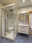 Bad 1 mit 2 Dampfduschen, Handtuchwärmer und WC Bad 1 mit 2 Dampfduschen, Handtuchwärmer und WC