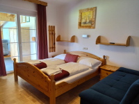 Schlafzimmer 1 mit Doppelbett, Sofa, LCD Sat TV und mit direkten Zugang zur großzügigen Terrasse