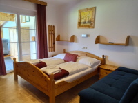 Schlafzimmer 1 mit Doppelbett, Sofa, LCD Sat TV und mit direkten Zugang zur großzügigen Terrasse Schlafzimmer 1 mit Doppelbett, Sofa, LCD Sat TV und mit direkten Zugang zur großzügigen Terrasse