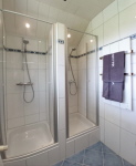 Bad 2 mit 2 Duschen, Handtuchwärmer und separaten WC. Bad 2 mit 2 Duschen, Handtuchwärmer und separaten WC.