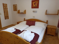 Schlafzimmer 4 mit LCD Sat TV und direkte Sicht auf die Tauplitzalm. Schlafzimmer 4 mit LCD Sat TV und direkte Sicht auf die Tauplitzalm.