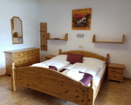 Schlafzimmer 2 mit Doppelbett, Sofa, LCD Sat TV und mit direkten Zugang zur großzügigen Terrasse.