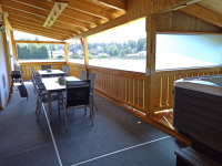 Die von den Zimmern zu erreichende Terrasse ist beleuchtet und bietet einen herlichen Blick auf den Grimming