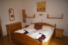 Schlafzimmer 2 mit Doppelbett, Sofa, LCD Sat TV und mit direkten Zugang zur großzügigen Terrasse.
