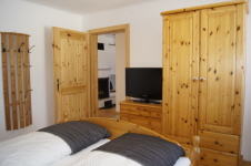 Schlafzimmer 2 mit Doppelbett und LCD-Sat TV Schlafzimmer 2 mit Doppelbett und LCD-Sat TV