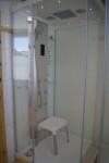 Das Badezimmer ist mit 2 Dampfduschen und einem WC ausgestattet. Das Badezimmer ist mit 2 Dampfduschen und einem WC ausgestattet.